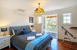 5 bedrooms, iron/ironing board, WiFi, bed sheets