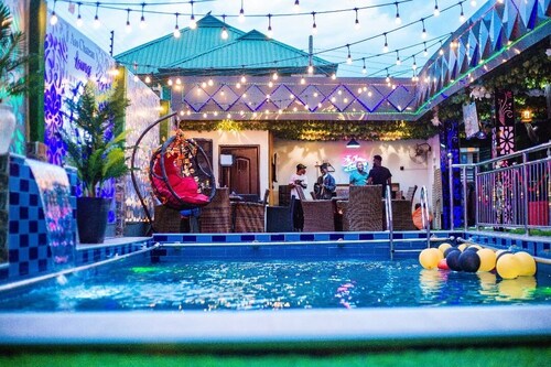 Aso Chateau Apartment and Lounge 