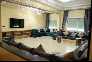 Departamento, vista a la ciudad | Área de sala de estar