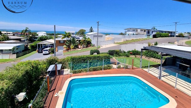 Ein Wohngebiet mit Swimmingpool, Häusern und blauem Himmel.