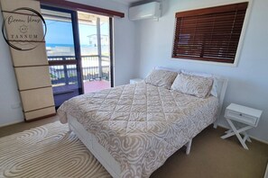 5 bedrooms, iron/ironing board, WiFi, bed sheets - Relaxing family beach house with pool! Soak up the ocean views and breezes. (Tannum Sands)