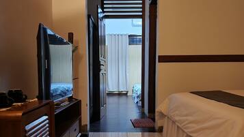 Family Quadruple Room | Meja, Wi-fi percuma