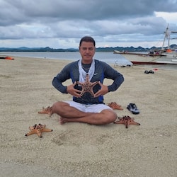 En la playa, camastros, sombrillas y toallas de playa