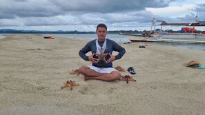 På stranden, solsenger, parasoller og strandhåndklær