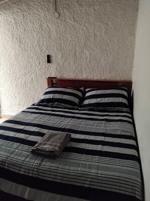 1 bedroom, WiFi, bed sheets - Nature Oasis Near Provenza, Private room for two. In front of beautiful park!  (Medellín)