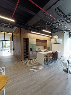 Dining - Luxury Apartment in Usaquén, Prime Location with Gym, Coworking, Sauna & Rooftop (Bogotá)