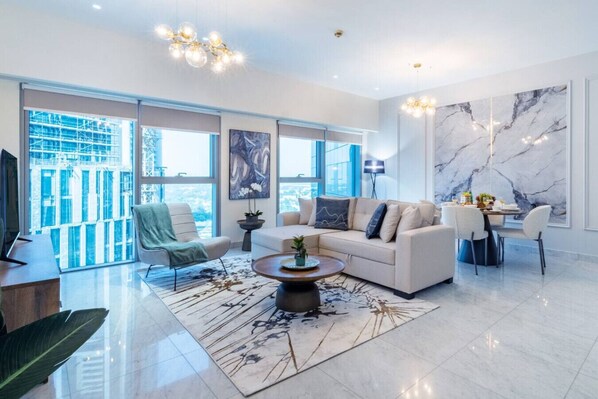 TV - FIRST CLASS | 1BR | Elegant DIFC Escape (Dubai)
