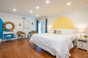 4 slaapkamers, een bureau, een strijkplank/strijkijzer, reisbedje