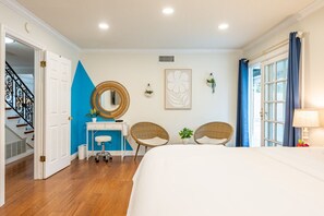 4 habitaciones, escritorio y tabla de planchar con plancha