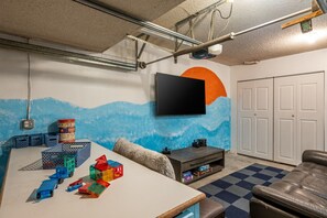 Smart TV, fireplace, ping pong, books