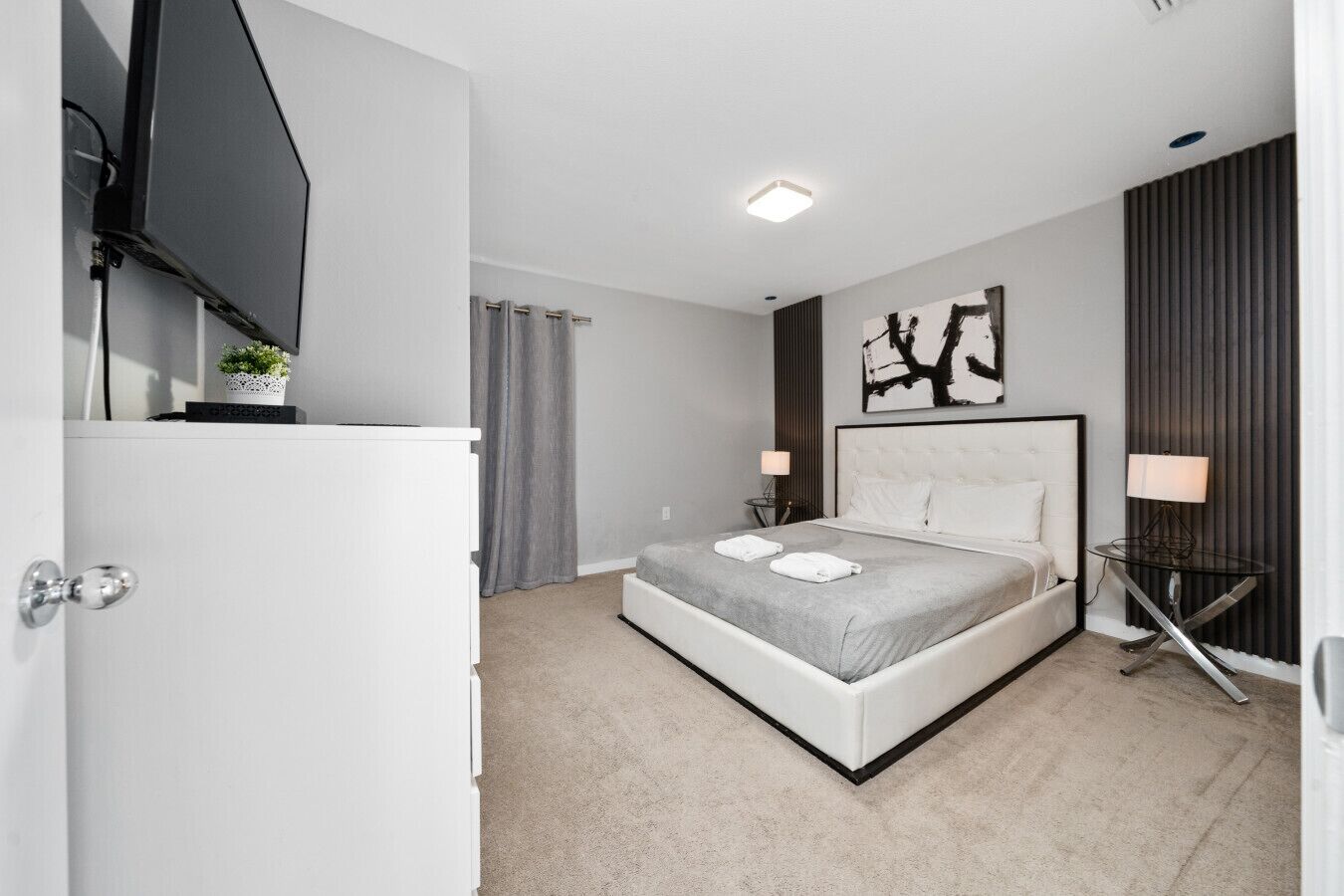 4 habitaciones, escritorio y tabla de planchar con plancha 