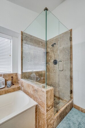 Dusche, Haartrockner, Handtücher, Seife