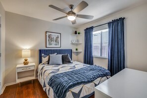 3 bedrooms, desk, iron/ironing board, WiFi - NEWLY REMODELED 3 BEDROOM HOME
GREAT LOCATION (Arlington)