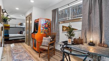 2 slaapkamers, een bureau, een strijkplank/strijkijzer, gratis wifi