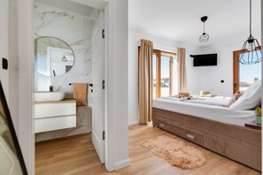 4 bedrooms, iron/ironing board, free WiFi, bed sheets