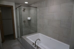 Hair dryer, towels, soap, shampoo - Ski In, Ski Out from Breckenridge's Premiere Peak 8 Property - Grand Colorado (Breckenridge)