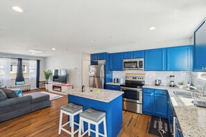 Kjøleskap, mikrobølgeovn, ovn og kokeplater