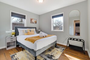 3 habitaciones, escritorio y tabla de planchar con plancha