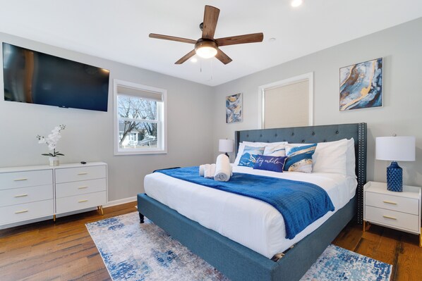 3 soverom, skrivebord, strykejern/-brett og reiseseng for barn