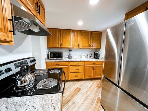 Modern Riverbend Suites - 3BR