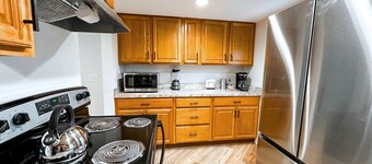 Modern Riverbend Suites - 3BR