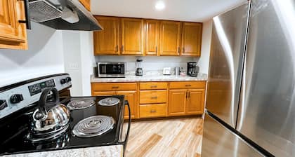 Modern Riverbend Suites - 3BR
