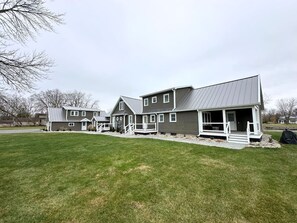 Exterior - Modern Riverbend Suites - 2BR (Bay City)