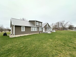 Exterior - Modern Riverbend Suites - 2BR (Bay City)