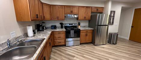 Een koelkast, een magnetron, een oven, een kookplaat