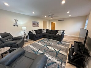 TV - Modern Riverbend Suites - 2BR (Bay City)
