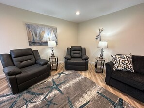 TV - Modern Riverbend Suites - 2BR (Bay City)