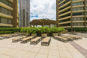 Outdoor dining - 2-Bedroom Ocean View, Perfect Location in Waikiki! (Honolulu)