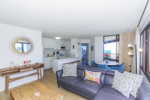 Smart TV - 2-Bedroom Ocean View, Perfect Location in Waikiki! (Honolulu)
