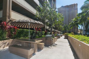 Outdoor dining - 2-Bedroom Ocean View, Perfect Location in Waikiki! (Honolulu)
