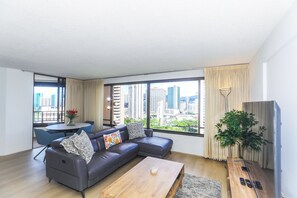 Smart TV - 2-Bedroom Ocean View, Perfect Location in Waikiki! (Honolulu)