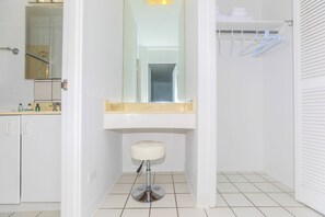 Haartrockner, Handtücher, Shampoo, Toilettenpapier