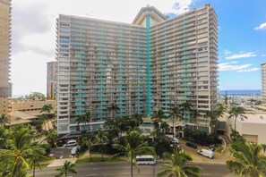 Exterior - Modern, Comfortable with Great Amenities!  Washer/Dryer, Parking, WIFI included! (Honolulu)