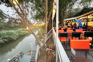 รับประทานอาหารกลางแจ้ง