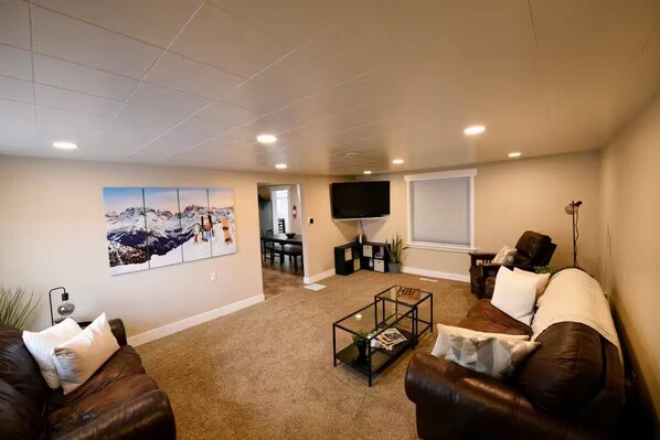 Smart TV - Steel Monkey Retreat (Sandy)