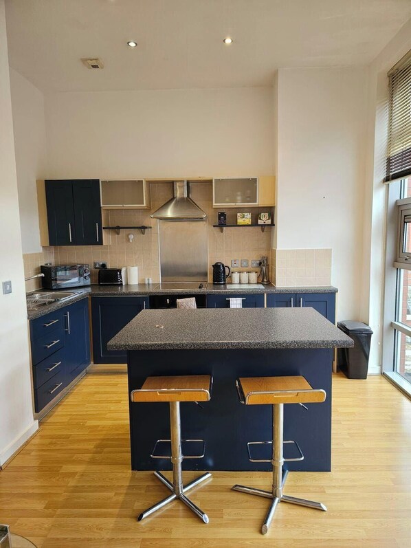 Fridge, microwave, oven, stovetop - 🏡 1BR Flat | Nr Children’s Hospital & Uni | 🚗 Free Parking (Birmingham)
