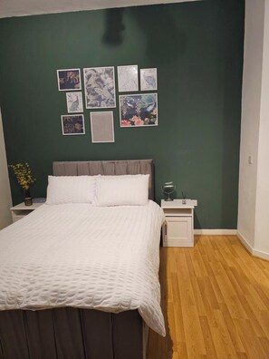 1 habitación, tabla de planchar con plancha, wifi y ropa de cama