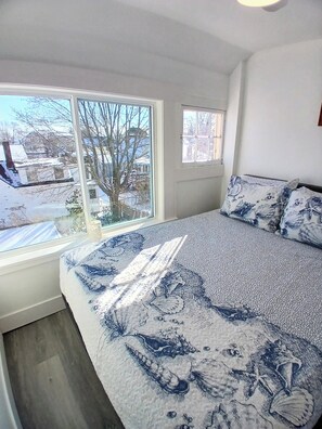 2 bedrooms, iron/ironing board, WiFi, bed sheets - Charmin 2-bedroom apartment in lovely Old Orchard Beach with WiFi, AC (Old Orchard Beach)