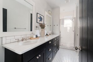 Shower, hair dryer, towels, soap - Charming Carlton Landing Single Story Home Steps Away from TownCenter - The Nest (Carlton Landing)