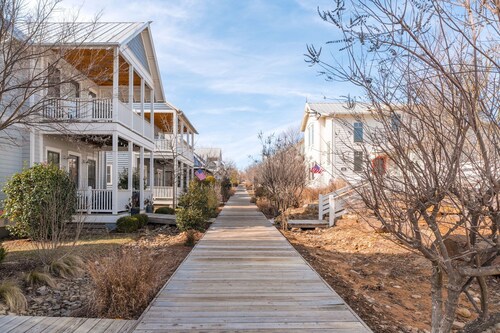 Charming Carlton Landing Single Story Home Steps Away from TownCenter - The Nest
