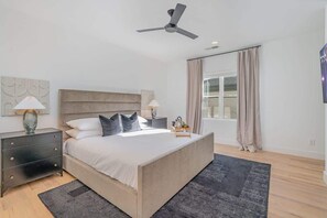4 bedrooms, iron/ironing board, travel cot, free WiFi - Aurora-East Nash Gem- Walk to brewery-2 car garage (Nashville)