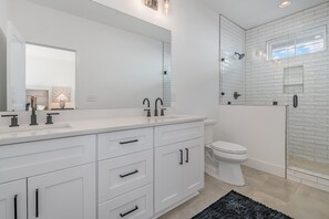 Shower, hair dryer, towels, soap - Aurora-Private Deck-9 Mins to Broadway (Nashville)