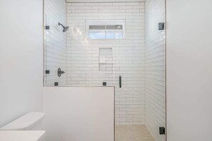 Chuveiro, secador de cabelo, toalhas de banho, shampoo