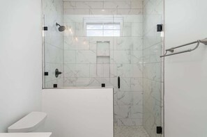 Dusche, Haartrockner, Handtücher, Shampoo