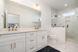 Dusj, hårføner, håndklær og såpe