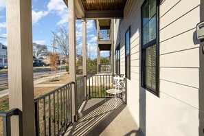 Terrace/patio - Sunspire-Heart of East Nashville-2 car garage (Nashville)